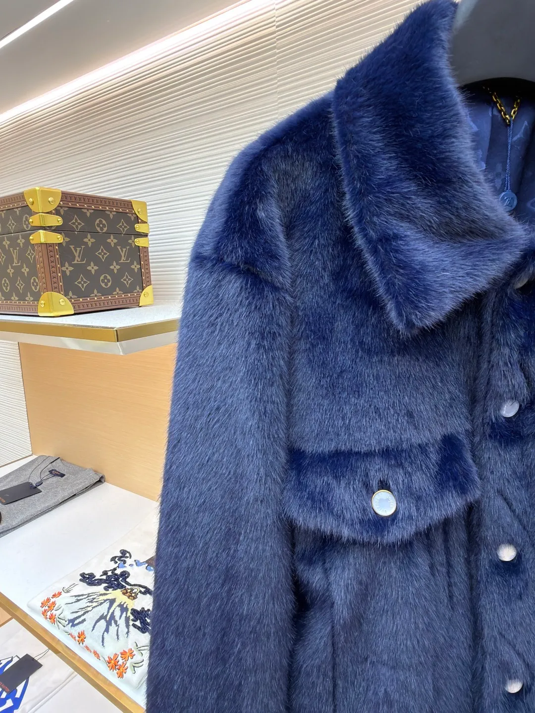 LOUIS VUITTON letter logo mink fur jacket ●Original version: Purchased and developed for 169000 ●Item number: 1681420-D10 ●Fabric: mink fur fabric ●Technology: embroidery ●Color: navy ●Version: fitted version ●Weight: about 1065 grams ●Size: 46-48-50-52 ●Description: This jacket is made of high-end imitation mink velvet fabric, which is soft and fluffy to the touch and has excellent warmth retention. The lapel design adopts three-dimensional tailoring + precision sewing technology, and the collar shape is crisp and naturally connected with the body. The placket button is a custom-made blue-green metal button, which creates a visual contrast with the white fabric. It is sewn in precise position and opens and closes smoothly. The large pockets on both sides use three-dimensional bag-shaped technology, and the bag mouth echoes the buttons, combining practicality and design. The inner lining is made of the brand's classic pattern printed fabric, which is combined with the outer layer of plush fabric through laminating sewing technology to create a strong sense of layering. The overall cut is a loose-shouldered version, and the multi-piece structure is spliced ​​to create a casual and trendy wearing effect while ensuring comfort and freedom during movement. It is a fashionable item that combines luxurious plush texture with exquisite craftsmanship. The overall wiring is straight and delicate, the fabric is comfortable and soft, and the color is consistent without color difference. It can be matched with the same style to create a fashionable look and control various occasions. Customized accessories, complete with three standards, same style for men and women!